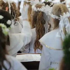 Ile dać na Komunię? Widełki i porady, by uniknąć faux pas!