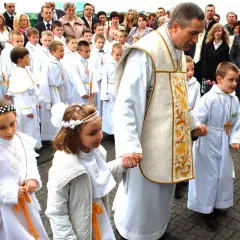 "Komunii" czy "komuni"? Poznaj żelazną zasadę i pisz bezbłędnie.