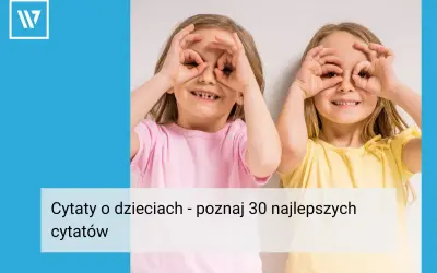 Dwie dziewczynki z uśmiechem zasłaniają oczy dłońmi. Poznaj wzruszające cytaty o dziecku, które rozgrzeją Twoje serce.