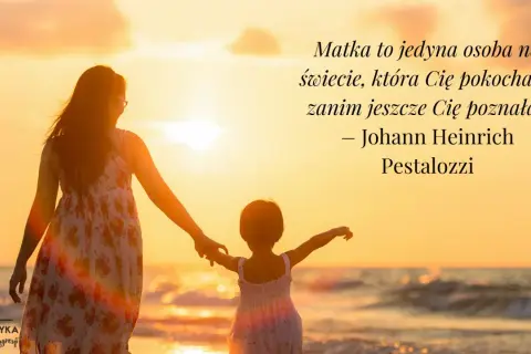 Piękny cytat o byciu mamą: "Matka to jedyna osoba na świecie, która Cię pokochała, zanim jeszcze Cię poznała." na tle zachodu słońca.