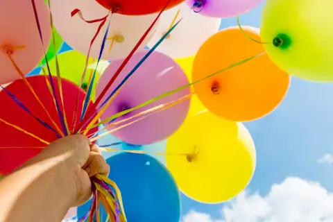 Balony na hel: jak długo się unoszą i jak przedłużyć ich życie?