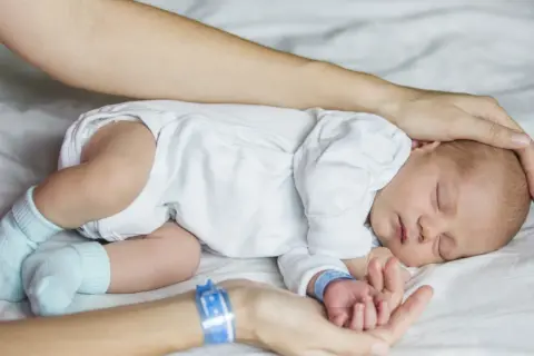2-tygodniowe dziecko w gości: tak czy nie? Sprawdź, co radzi ekspert
