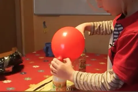 Jak działa balon samopompujący? Odkryj chemiczny sekret!