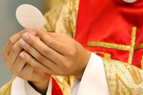 Grzech ciężki a Komunia Święta: Kiedy możesz przyjąć?