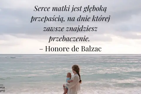 Piękny cytat o rodzinie: "Serce matki jest głęboką przepaścią, na dnie której zawsze znajdziesz przebaczenie." – Honore de Balzac. Kobieta z dzieckiem na plaży.