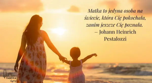 Piękny cytat o byciu mamą: "Matka to jedyna osoba na świecie, która Cię pokochała, zanim jeszcze Cię poznała." na tle zachodu słońca.