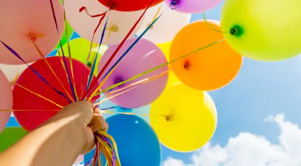 Balony na hel: jak długo się unoszą i jak przedłużyć ich życie?