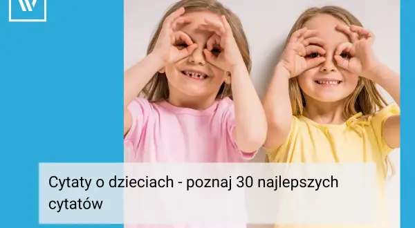 Dwie dziewczynki z uśmiechem zasłaniają oczy dłońmi. Poznaj wzruszające cytaty o dziecku, które rozgrzeją Twoje serce.