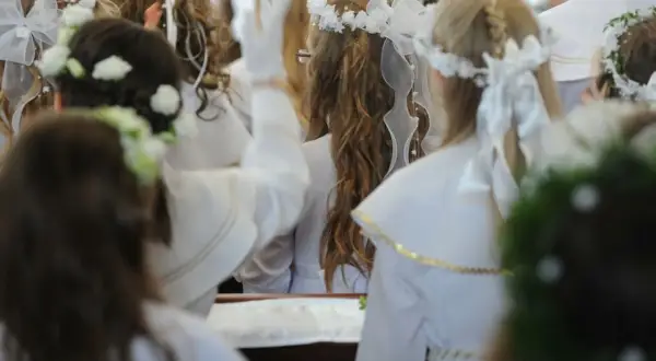 Ile dać na Komunię? Widełki i porady, by uniknąć faux pas!