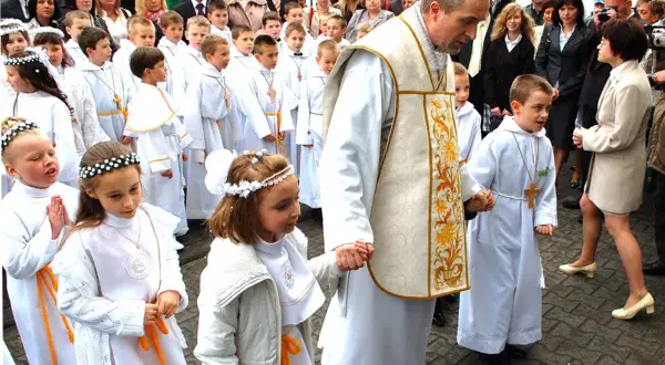 "Komunii" czy "komuni"? Poznaj żelazną zasadę i pisz bezbłędnie.
