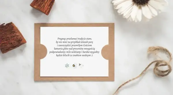 Kartka z tekstem o miłości, ozdobiona suszonymi kwiatami i sznurkiem.