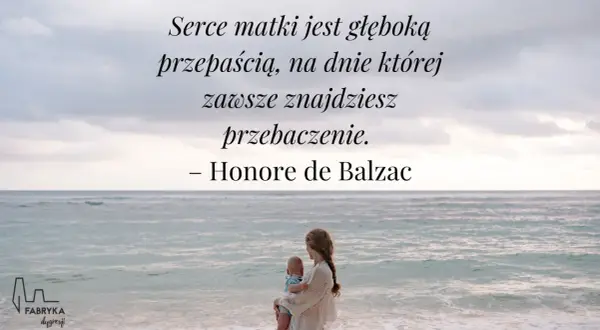 Piękny cytat o rodzinie: "Serce matki jest głęboką przepaścią, na dnie której zawsze znajdziesz przebaczenie." – Honore de Balzac. Kobieta z dzieckiem na plaży.