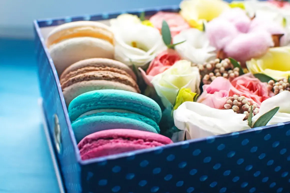 Kolorowe makaroniki i kwiaty w pudełku. Idealny prezent na imieniny Tomasza.