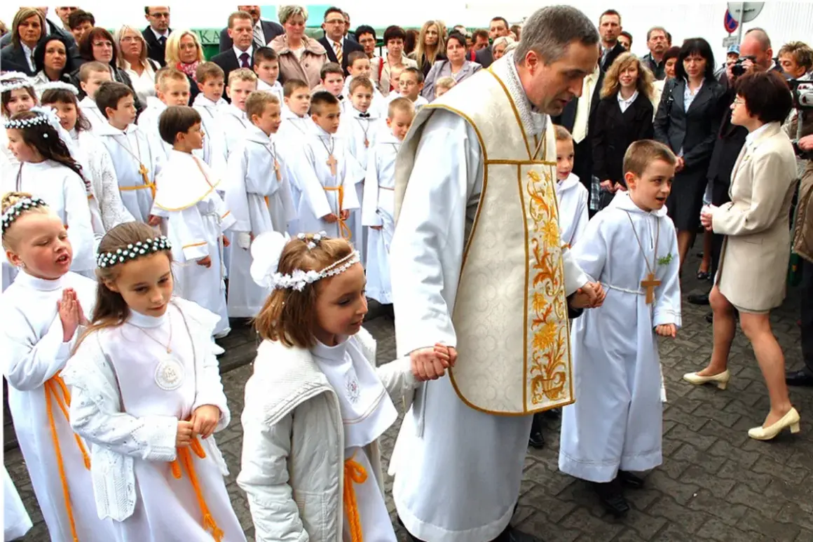 "Komunii" czy "komuni"? Poznaj żelazną zasadę i pisz bezbłędnie.