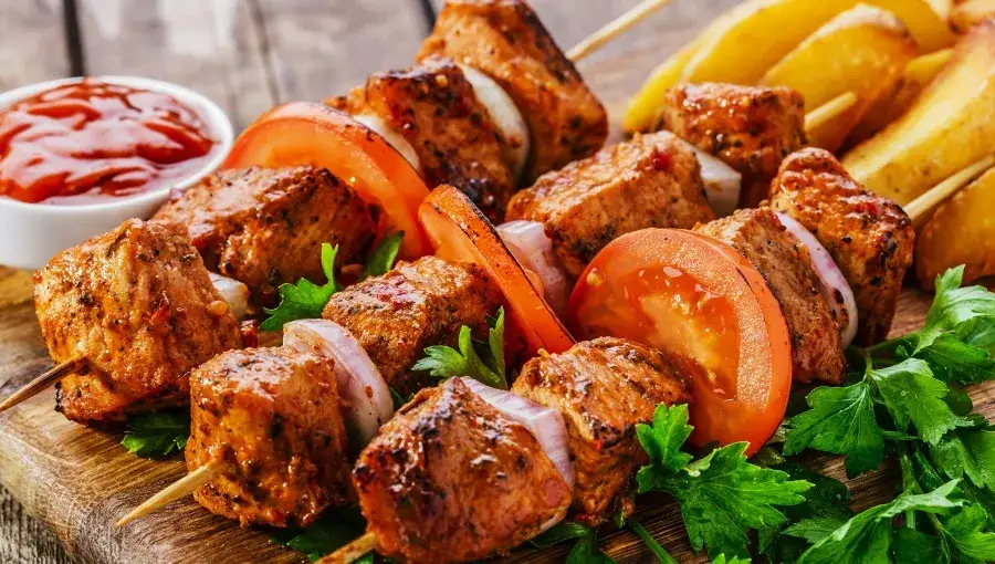 różnorodność potraw na grillu