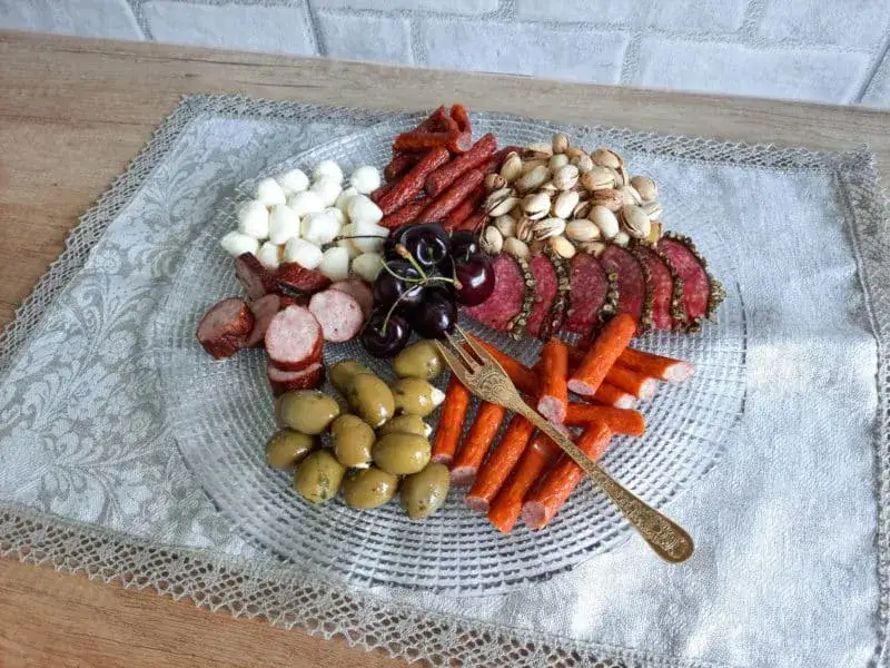 deska serów i wędlin obfitości