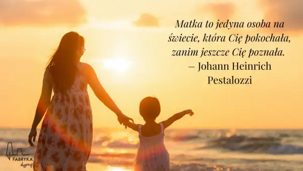 Piękny cytat o byciu mamą: "Matka to jedyna osoba na świecie, która Cię pokochała, zanim jeszcze Cię poznała." na tle zachodu słońca.
