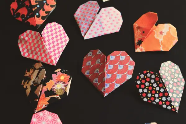 Kolorowe serca origami, idealne na imieniny Mai. Wzory inspirowane Japonią: kwiaty, wachlarze, ptaki.