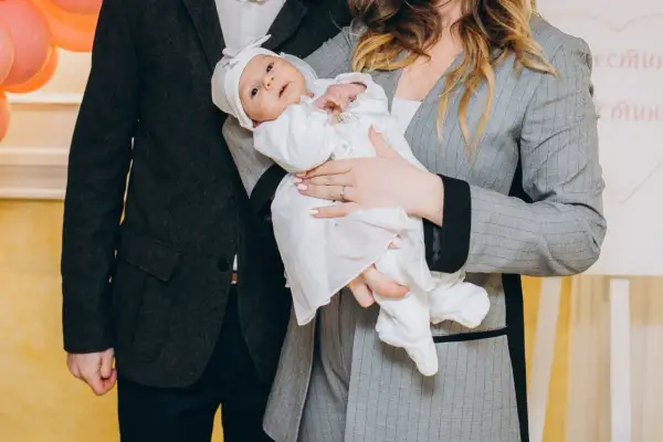 Strój na chrzciny dla mamy: Elegancja i komfort w wyjątkowym dniu