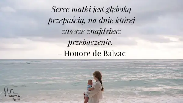 Piękny cytat o rodzinie: "Serce matki jest głęboką przepaścią, na dnie której zawsze znajdziesz przebaczenie." – Honore de Balzac. Kobieta z dzieckiem na plaży.